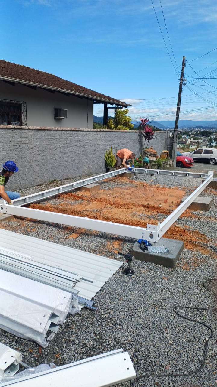 Base estrutural metálica do módulo 3x6 sobre o terreno preparado em Guaramirim