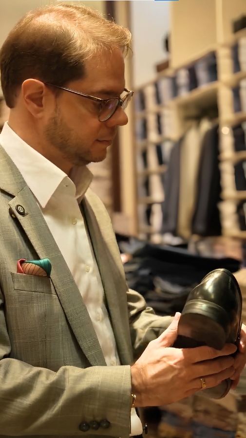 Arara com roupas sociais organizadas — alfaiataria e elegância masculina