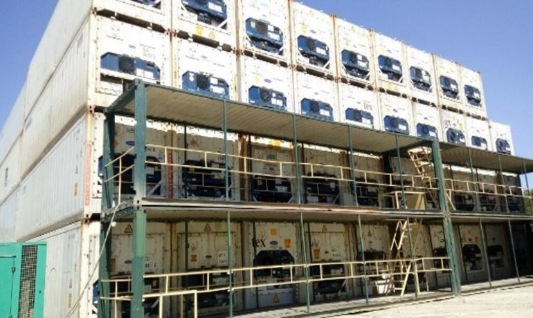 Estrutura de rack com contêineres reefer refrigerados