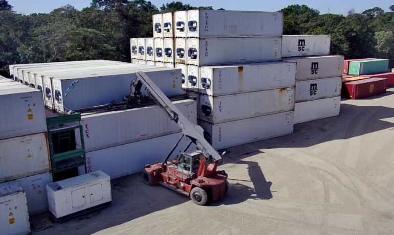 Vista aérea do pátio com reach stacker vermelho