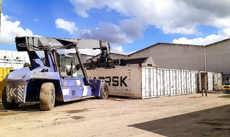 Reach stacker azul Kalmar movimentando contêiner Maersk