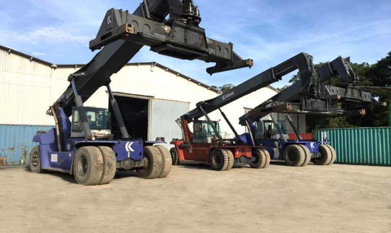 Reach stackers Kalmar alinhados no pátio