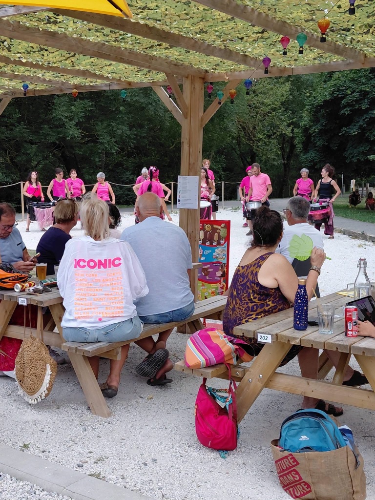 Concert de musique live sous le barnum de La Guinguette