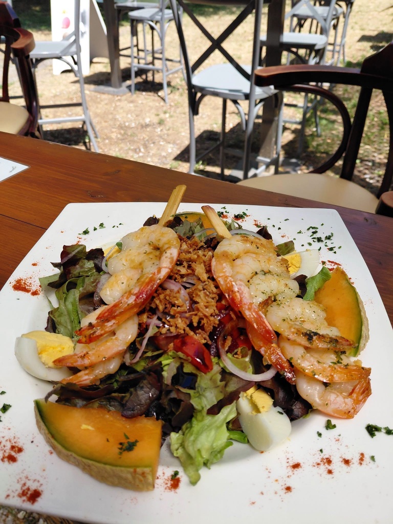 Salade de crevettes à l'ail et persil avec œufs et melon