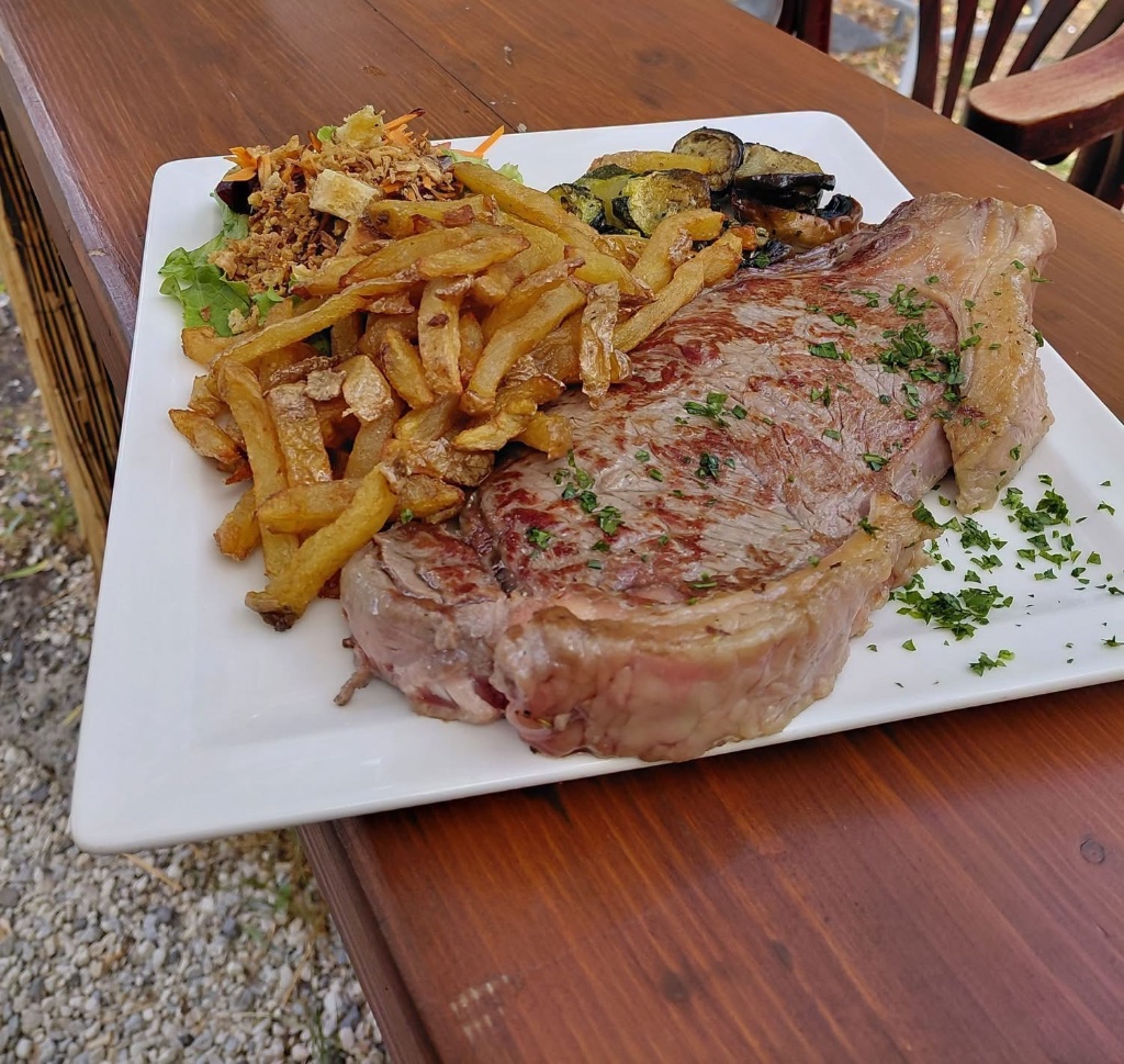 Pièce de bœuf grillée, frites maison et légumes de saison