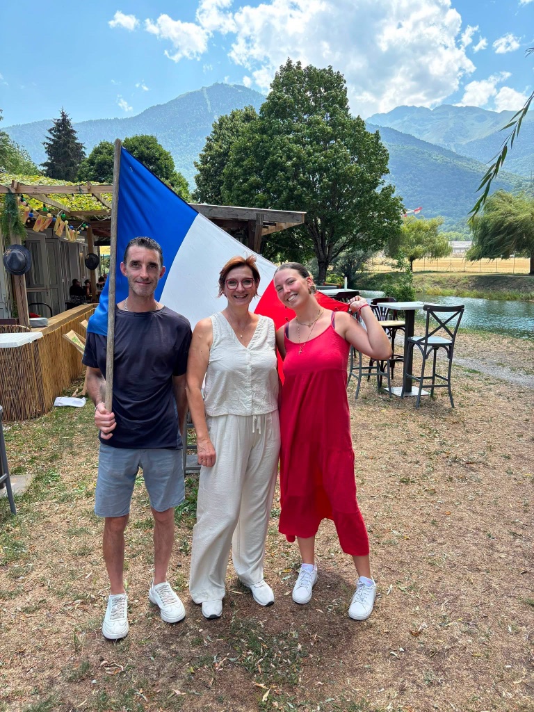Soirée à La Guinguette avec le drapeau français au bord du lac