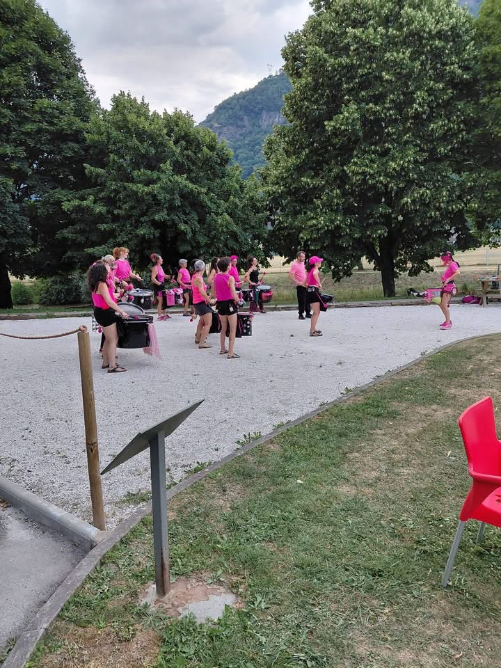 Troupe de percussionnistes en rose lors d'un événement à La Guinguette