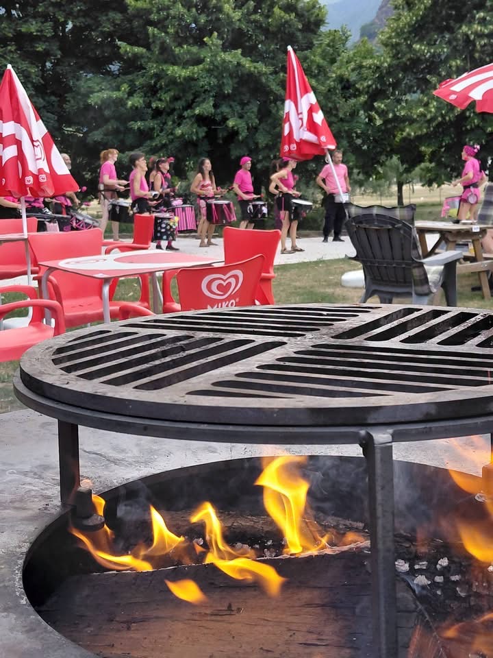 Défilé de percussionnistes autour du foyer et des tables