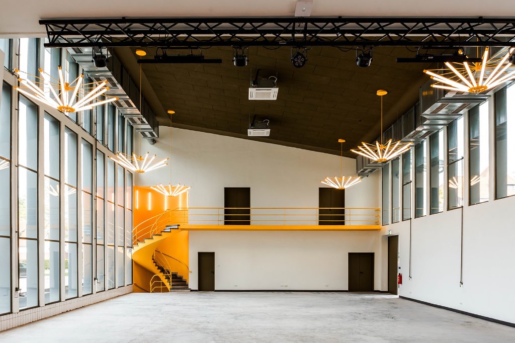 Kesselwerk 1954 Festsaal leer mit gelber Wendeltreppe und Sternenhimmel-Leuchtern
