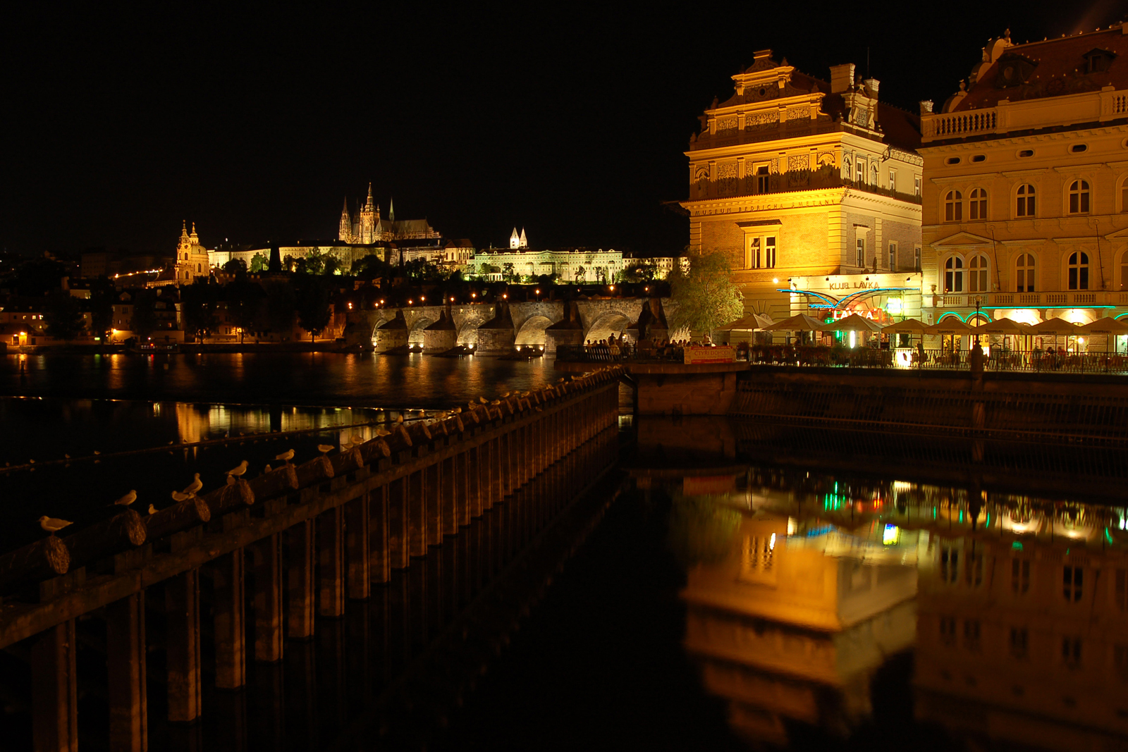 Prag — Karlsbrücke bei Nacht