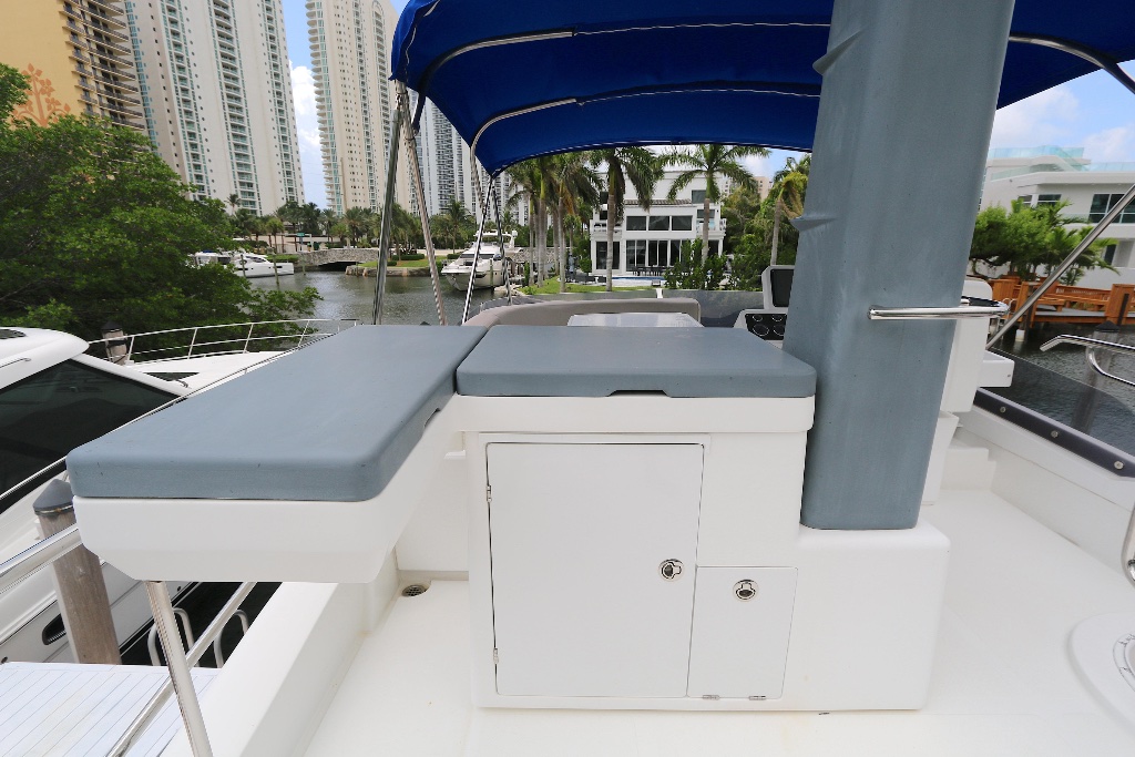 Flybridge lounge and dining