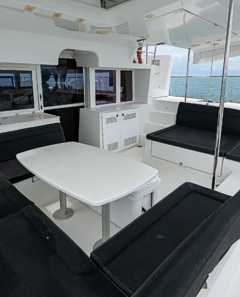 Aft cockpit lounge seating