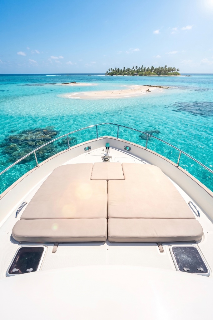 Azimut Magellano 45 at anchor turquoise water