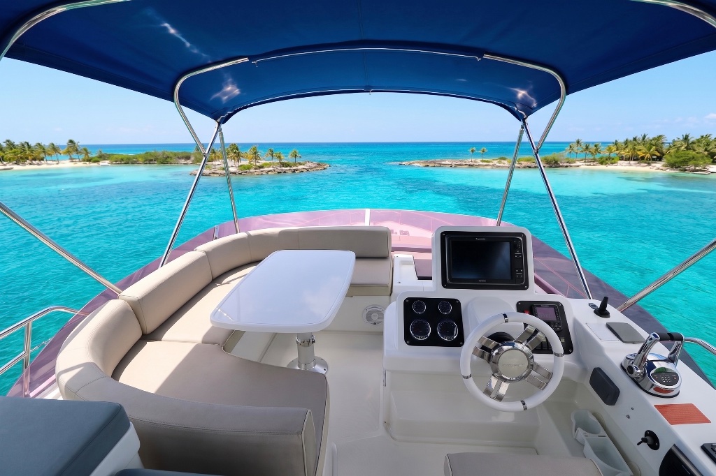 Azimut Magellano 45 side profile underway