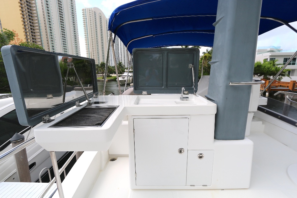 Azimut Magellano 45 stern view