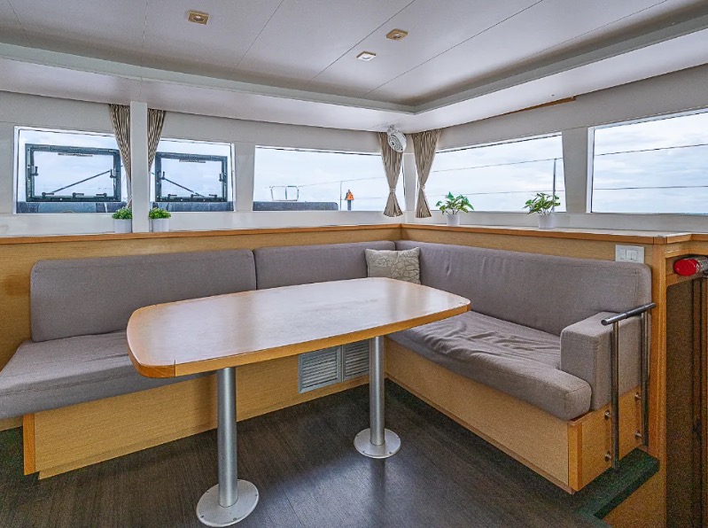 Salon dining and lounge corner