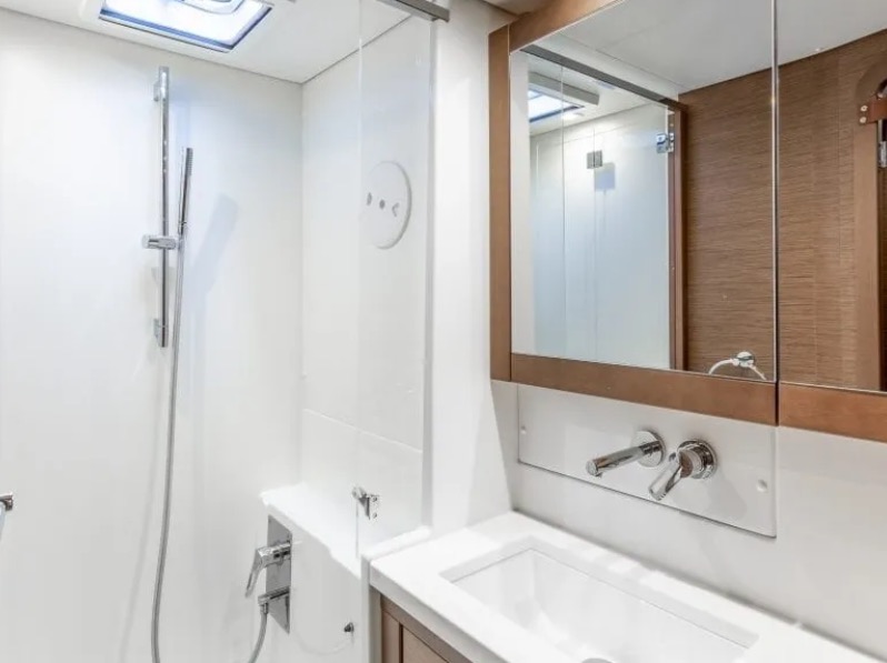 Ensuite bathroom shower and vanity