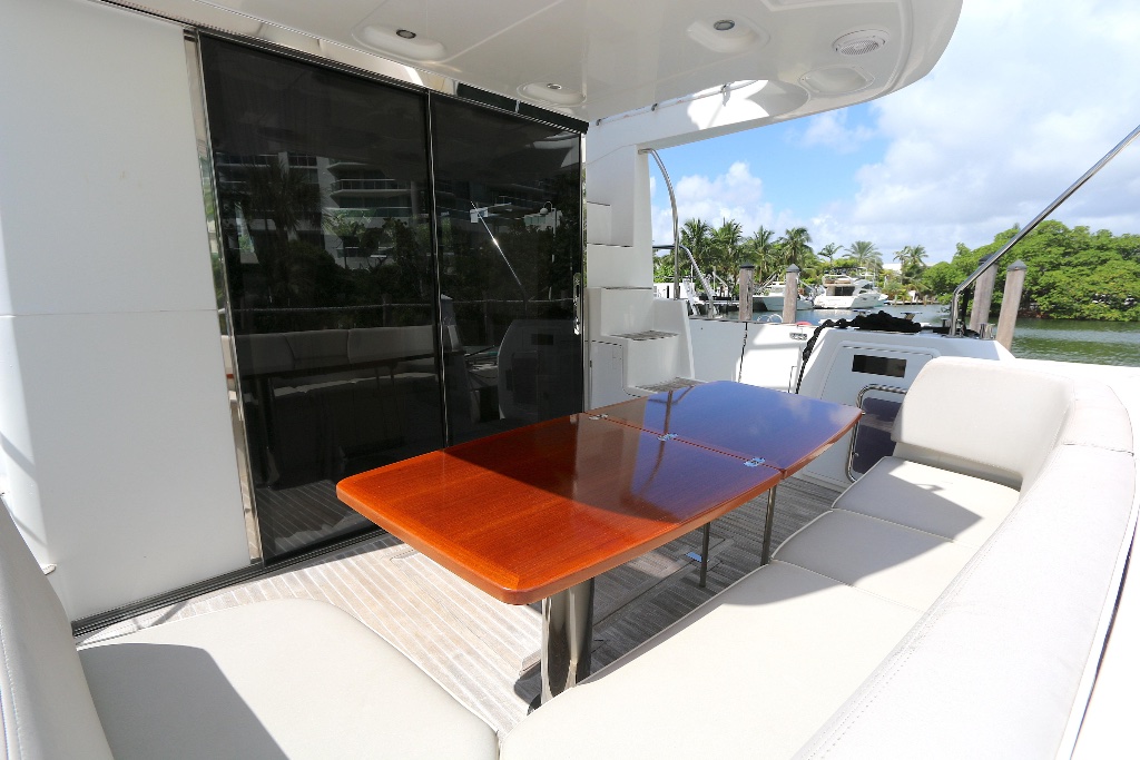 Bow sunpad lounge