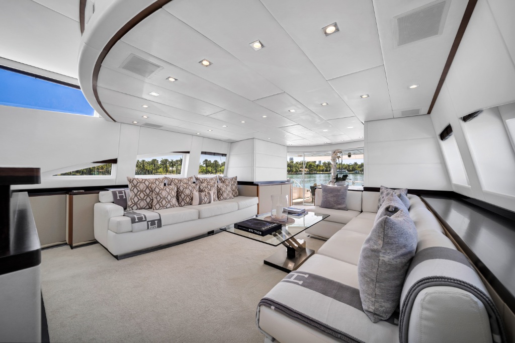 Main salon open-air sunroof