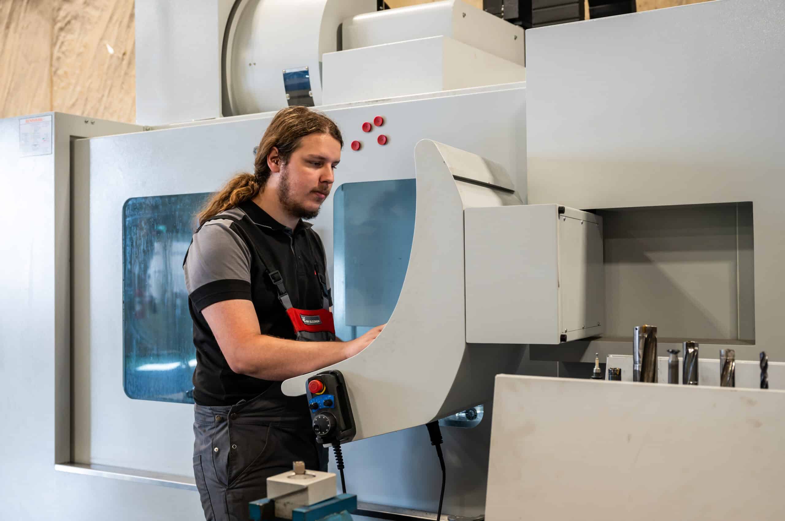Medewerker bedient een CNC-machine bij P. van Eijzeren Productie