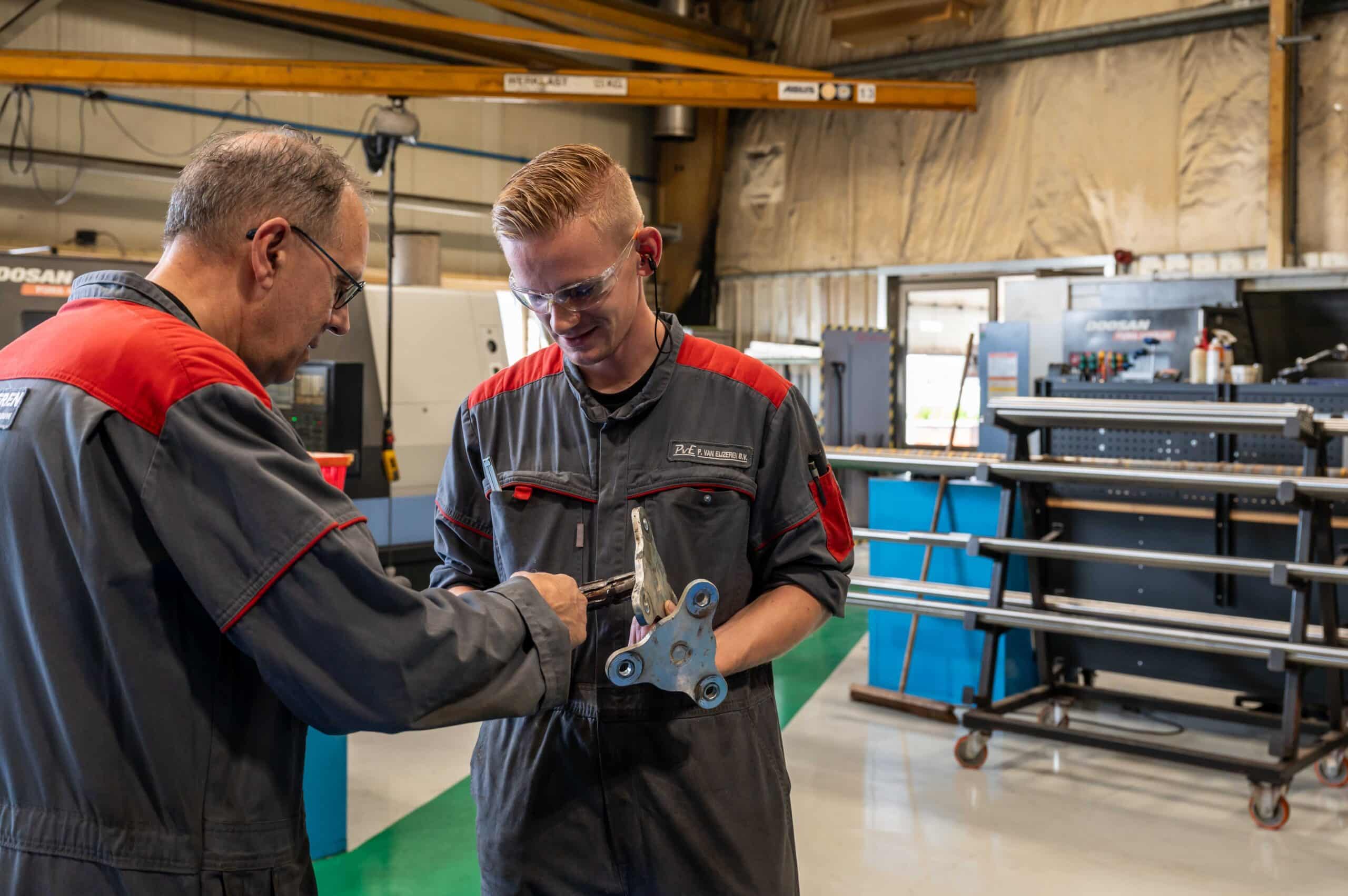 Precisiebewerking van metalen machineonderdelen op de productieafdeling
