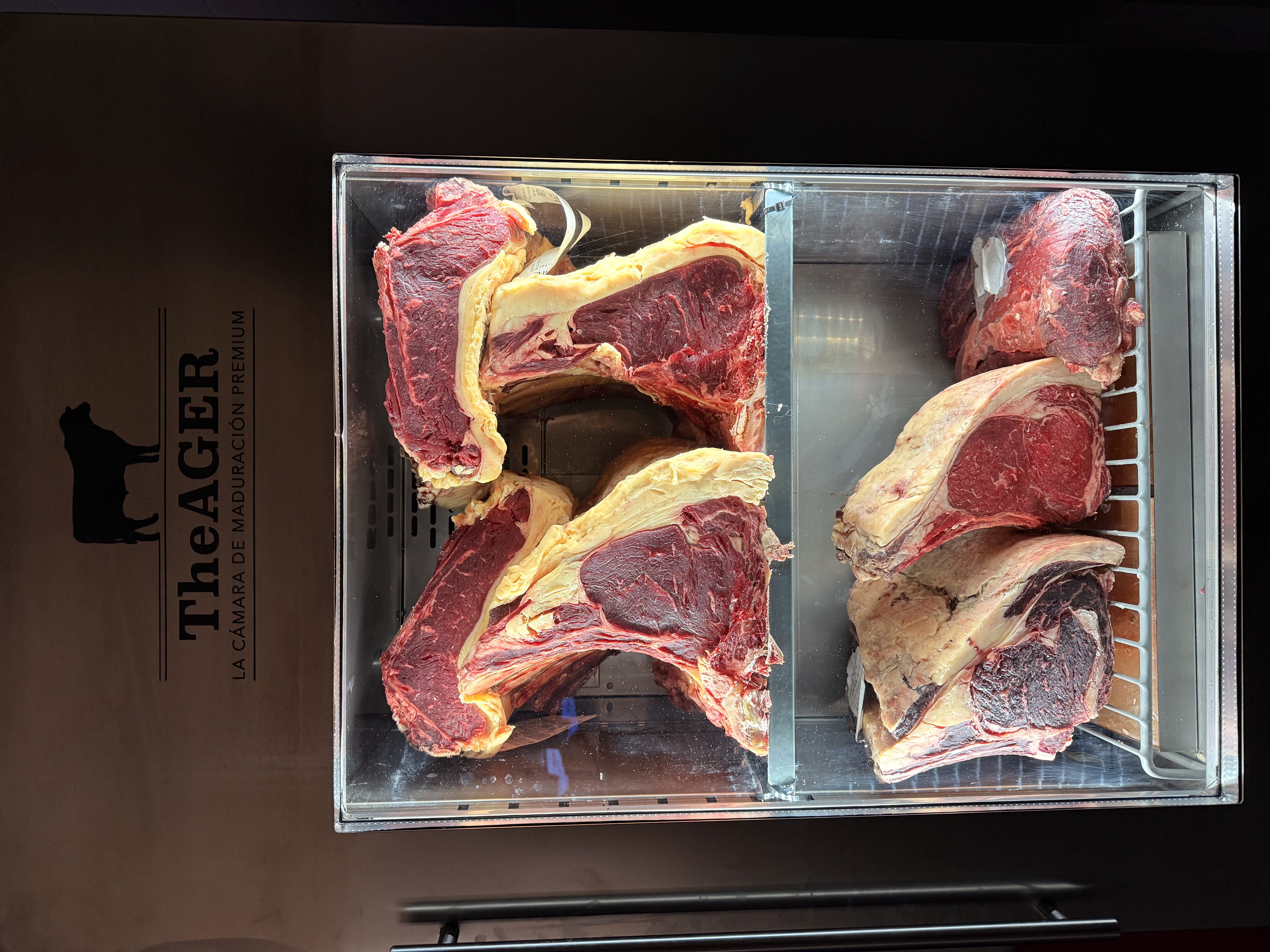 Piezas de carne madurando en la cámara de maduración en seco de La Carnicería de Cobos, Málaga