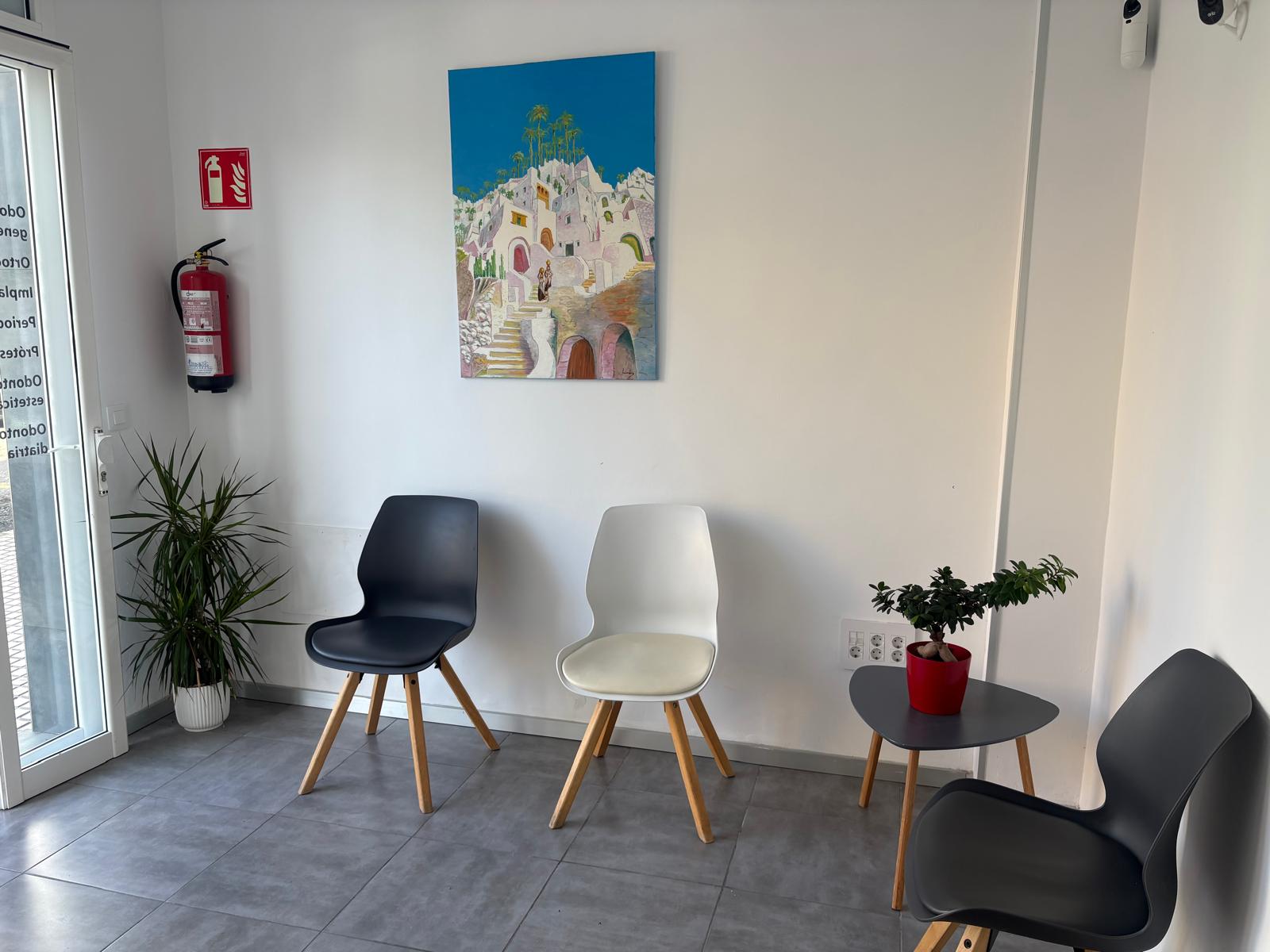 Interior luminoso y moderno de Clínica Dental Estidental