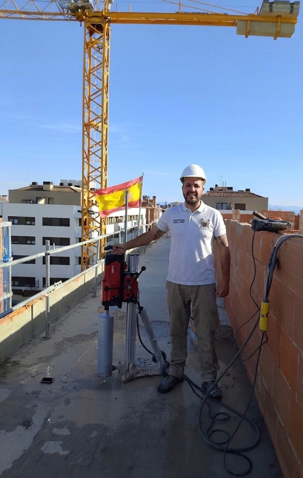 Técnico de Diamond Drill Pro perforando una losa