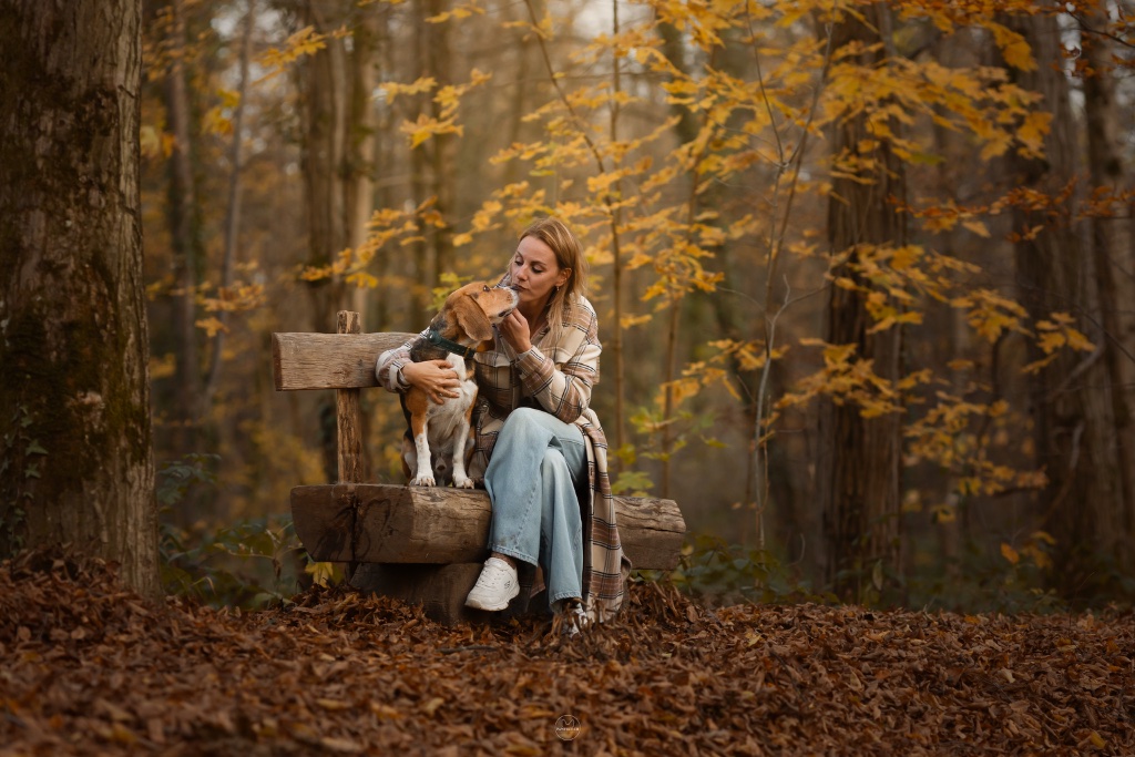 Finnja Thommen mit ihrem Beagle im Herbstwald — warmes, atmosphärisches Licht
