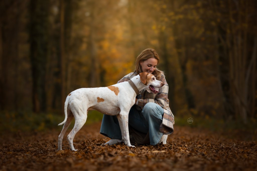 Finnja mit ihrem weissen Vorstehhund im Herbstwald