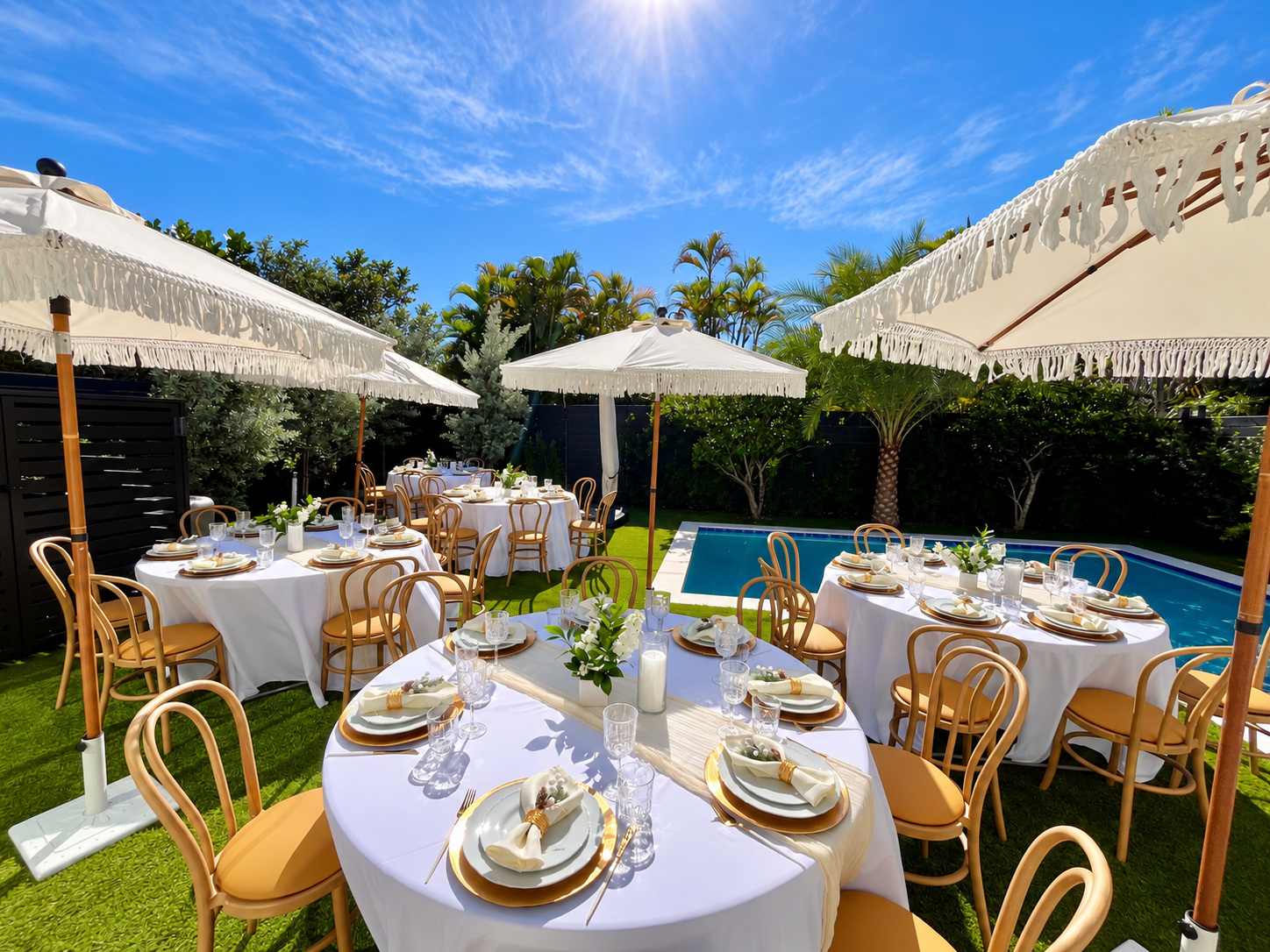 Luxury event place setting with pink roses and gold flatware