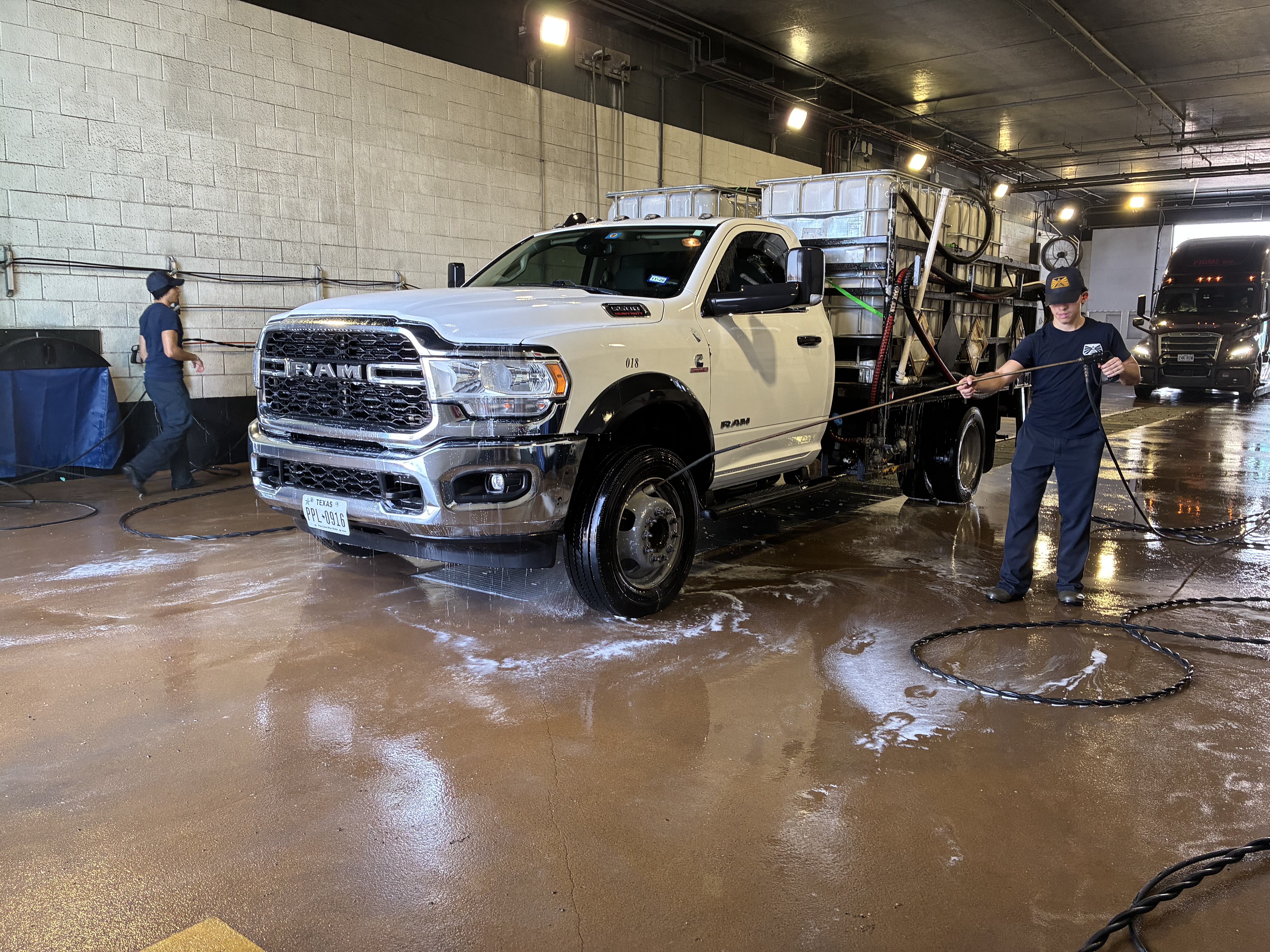 Wash & maintenance bay