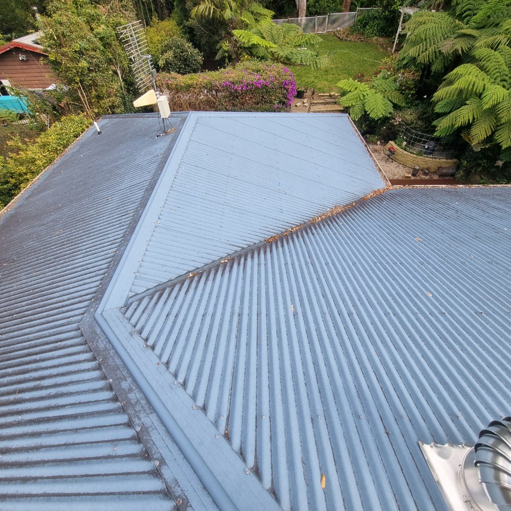 Multi-faceted roof looking fresh after a clean ✨