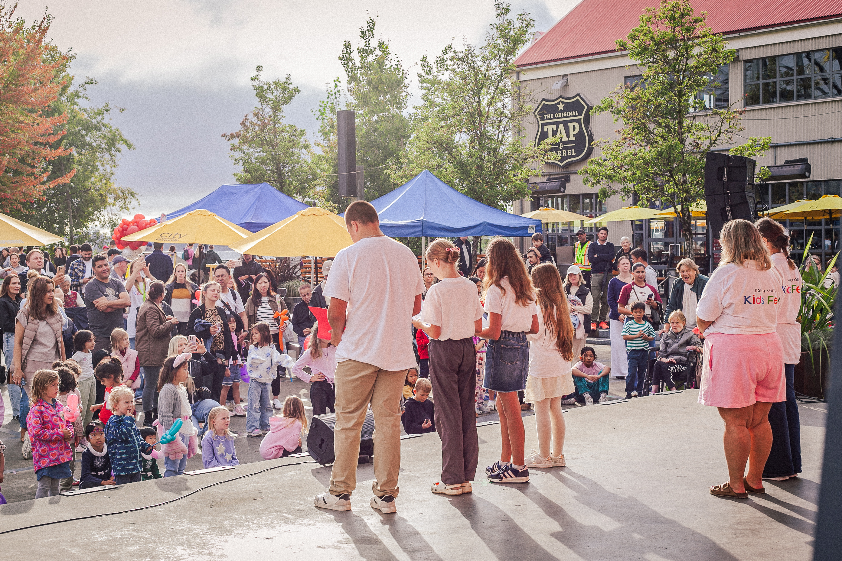 Families and volunteers at the North Shore Kids Festival by Wonder Wonders Foundation