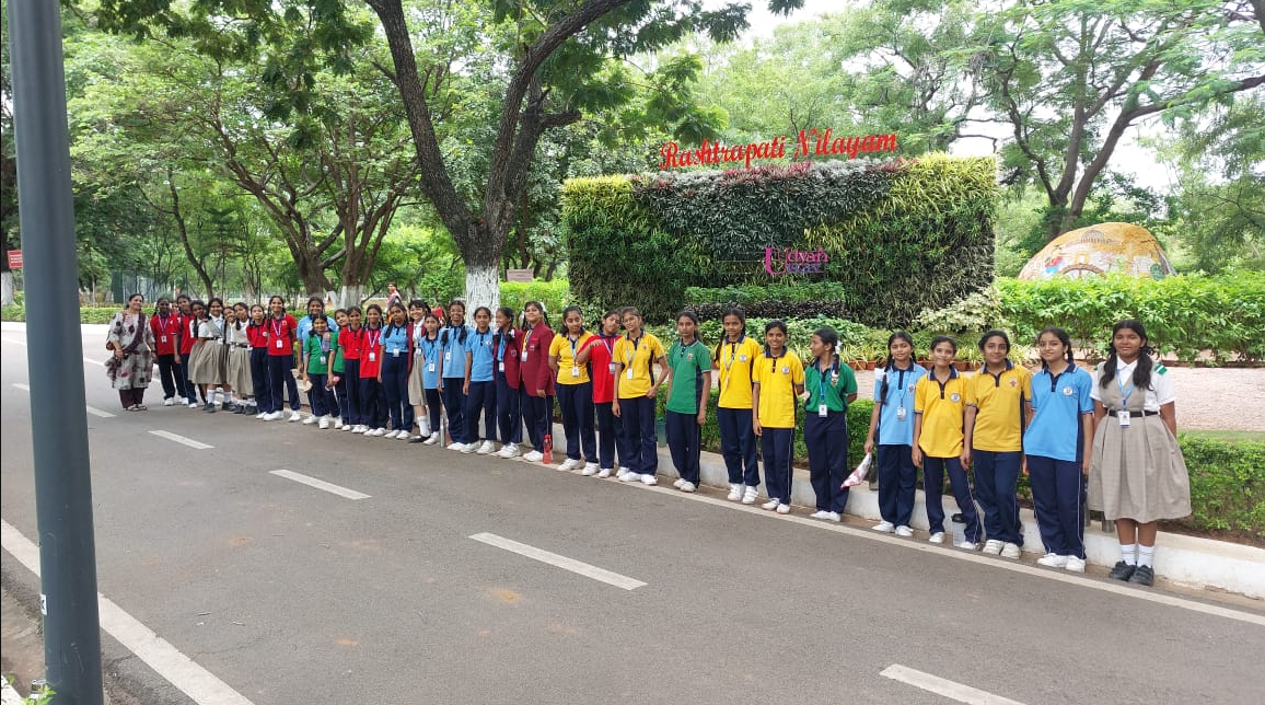 Rashtrapati Nilayam — Students at the Vertical Garden
