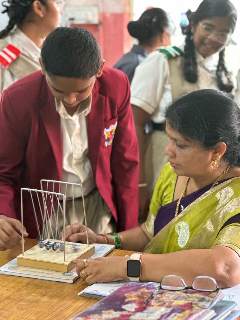 Newton's Cradle — Physics Lab