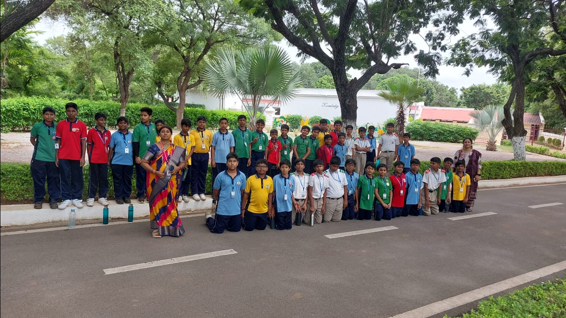 Rashtrapati Bhavan — Group Line-Up on the Avenue