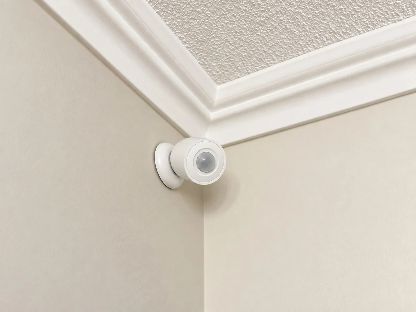Casa San Carlos de Apoquindo — **Sensor de Presencia Inteligente** — Instalamos sensores que detectan presencia, incluso sin movimiento, automatizando la iluminación de cada espacio para entregar mayor comodidad y eficiencia.
