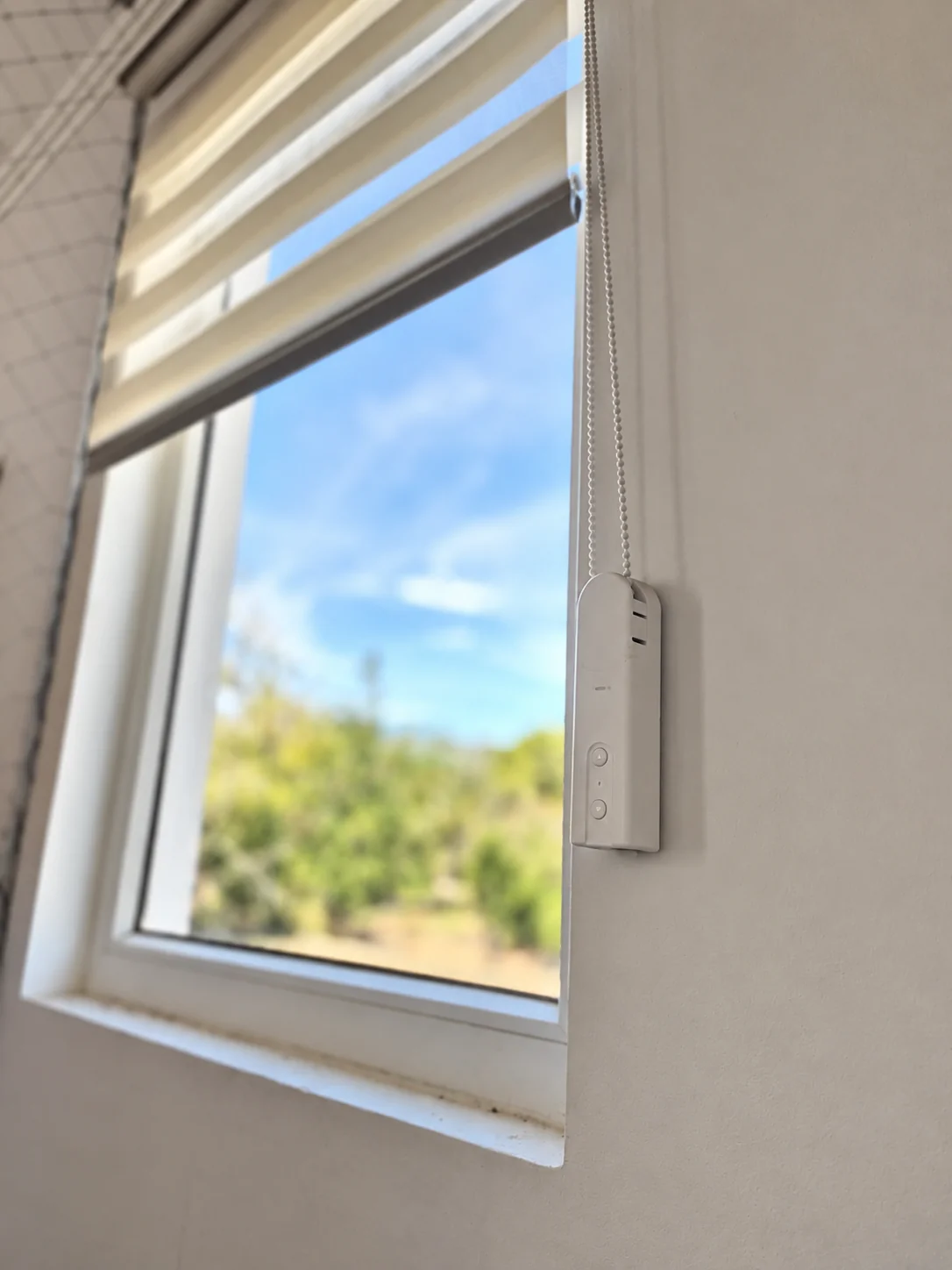 Casa Provenzal Chicureo — **Rollers automatizados** — Automatizamos los rollers de nuestro cliente según la salida y puesta del sol, optimizando automáticamente la entrada de luz natural.