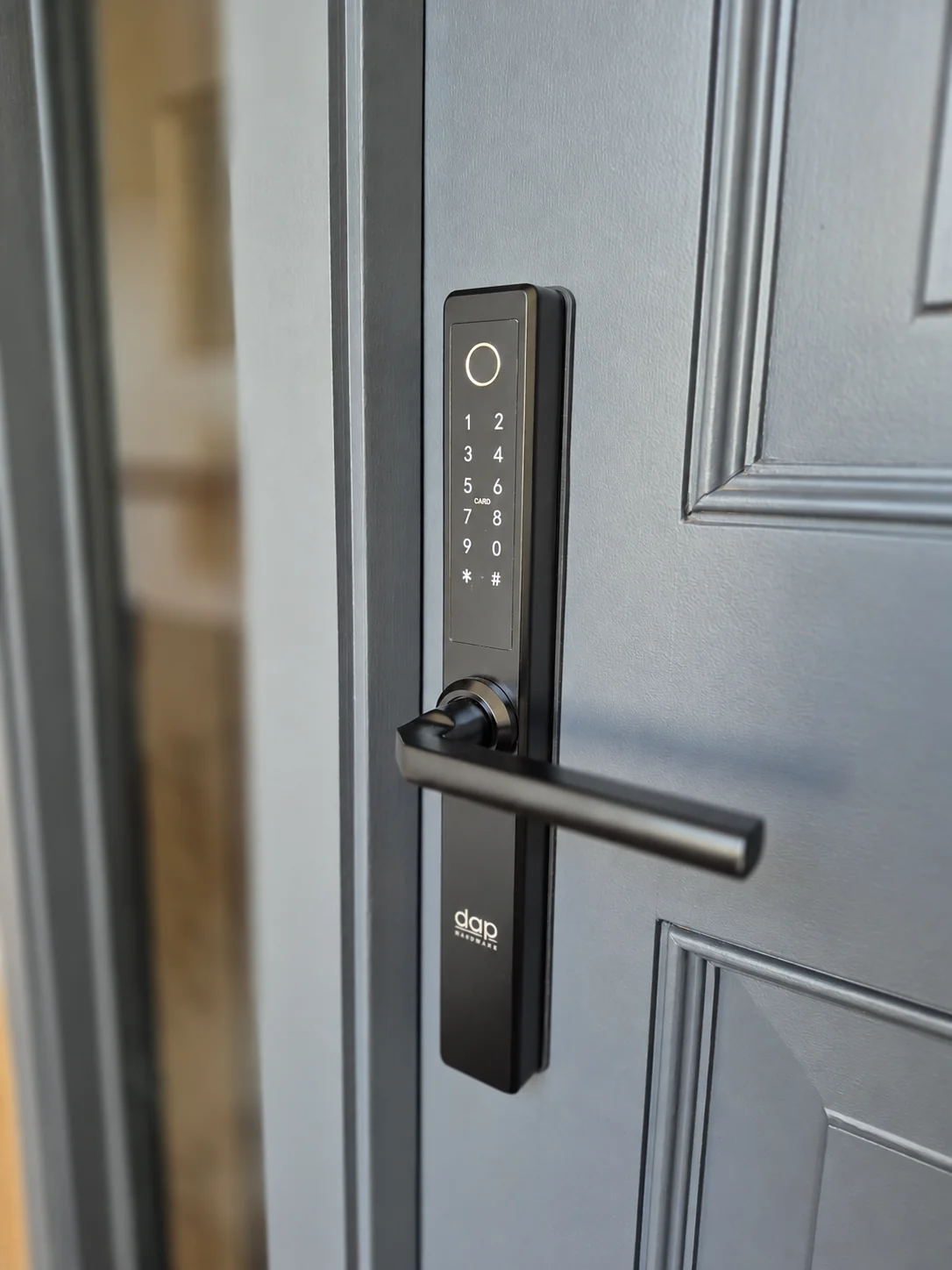 Casa Provenzal Chicureo — **Cerradura inteligente** — Instalamos una cerradura inteligente para que nuestro cliente pueda acceder sin llaves y tener mayor control sobre quién entra a su hogar.