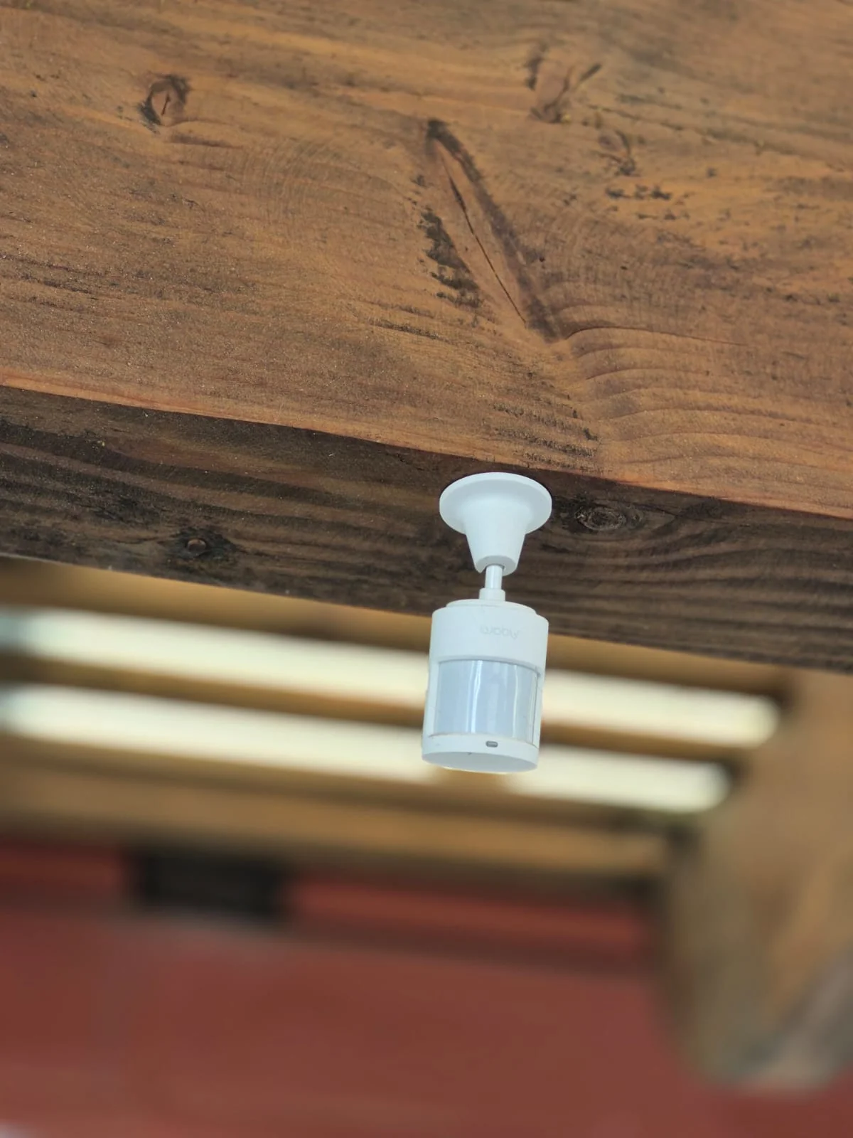 Casa Provenzal Chicureo — **Sensor de movimiento** — Instalamos un sensor de movimiento que enciende la luz del estacionamiento cuando detecta movimiento y hay falta luz, para que nuestro cliente nunca llegue ni salga a oscuras.