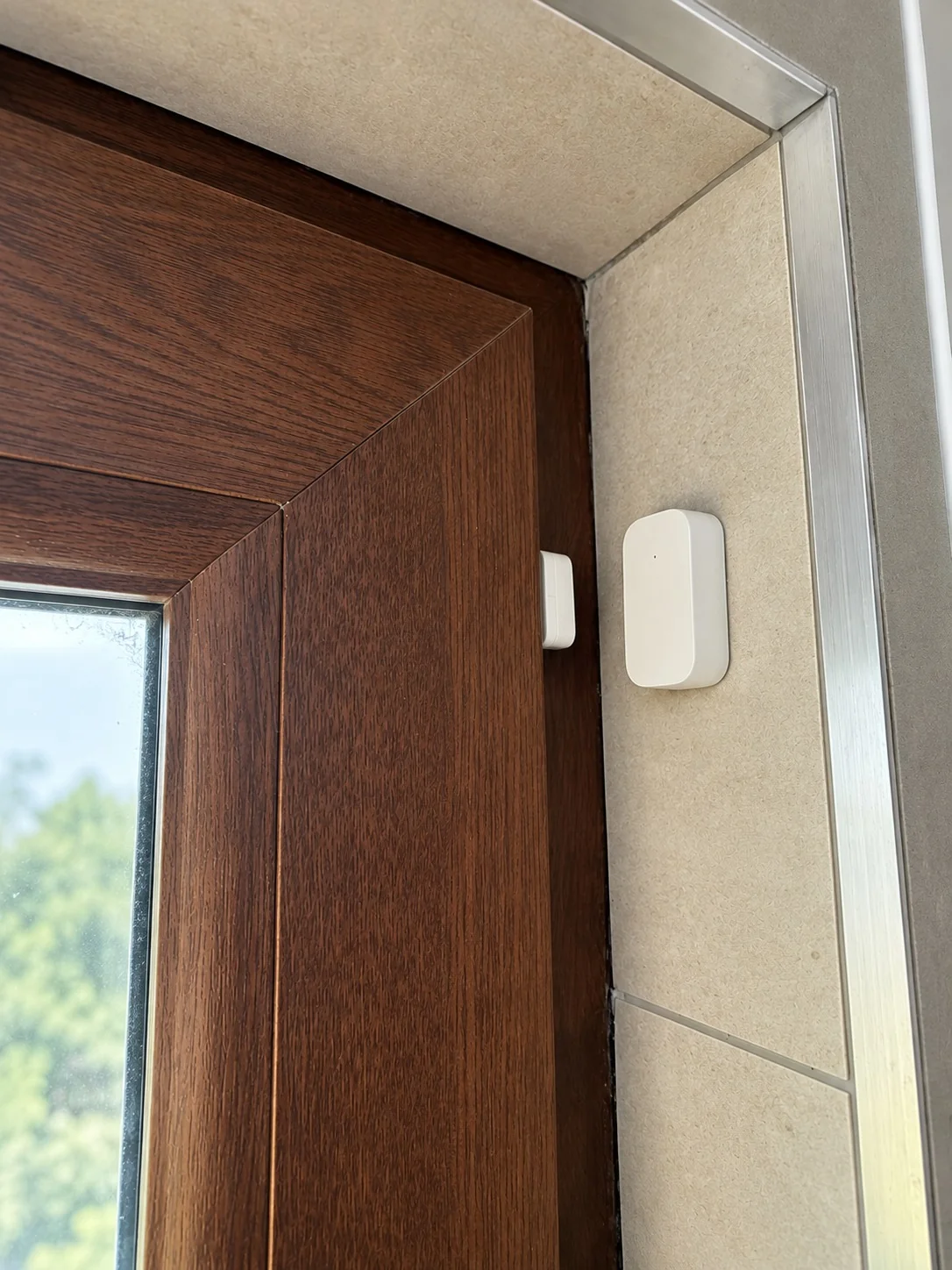 Casa San Carlos de Apoquindo — **Sensor de Apertura** — Integramos sensores de apertura al sistema de Alarma MIDO, alertando a nuestro cliente ante aperturas y reforzando la seguridad de su hogar.