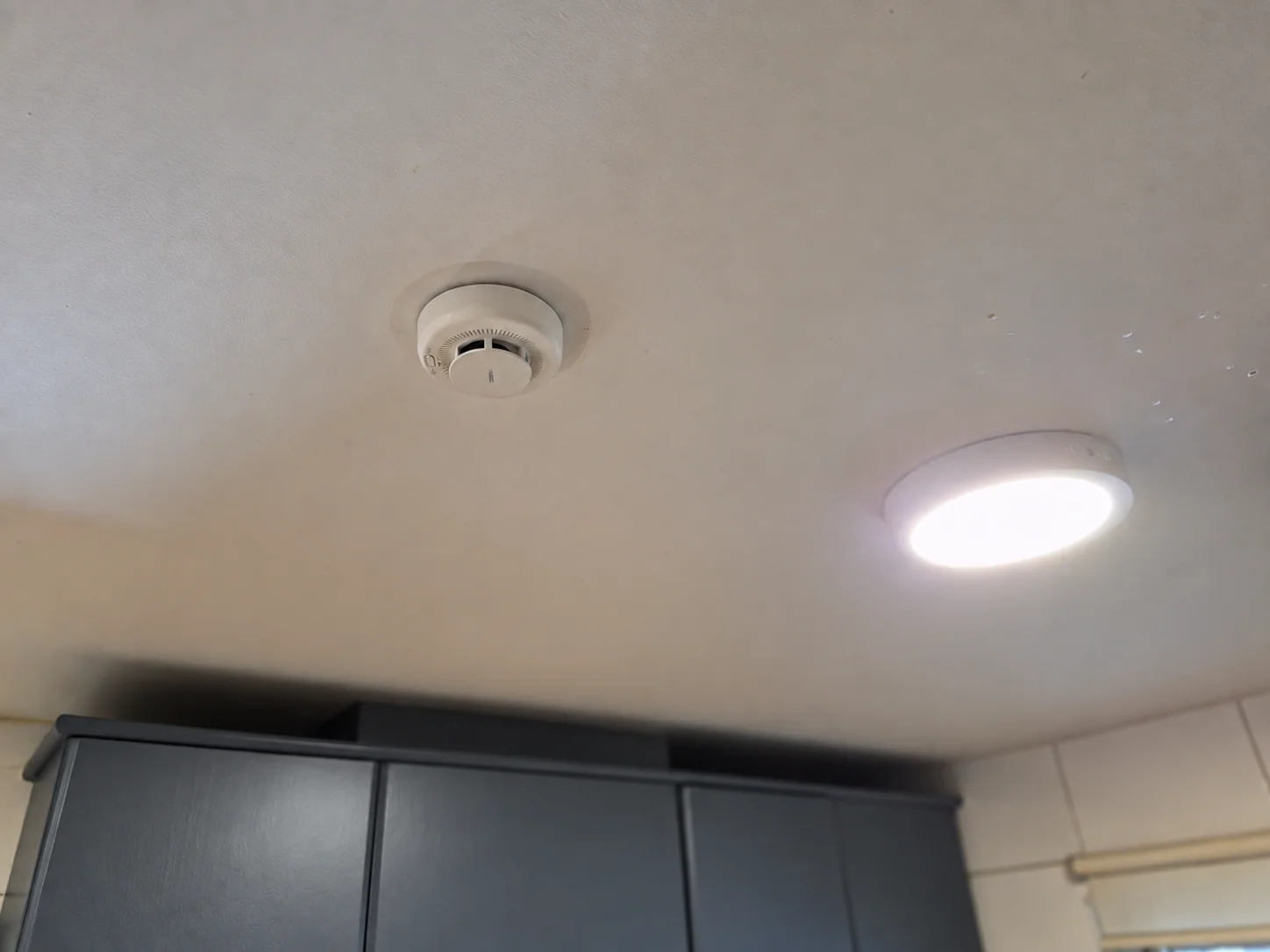 Casa Provenzal Chicureo — **Detección de humo** — Instalamos 4 sensores de humo que alerta inmediatamente a nuestro cliente ante una posible emergencia, incluso cuando no está en casa.