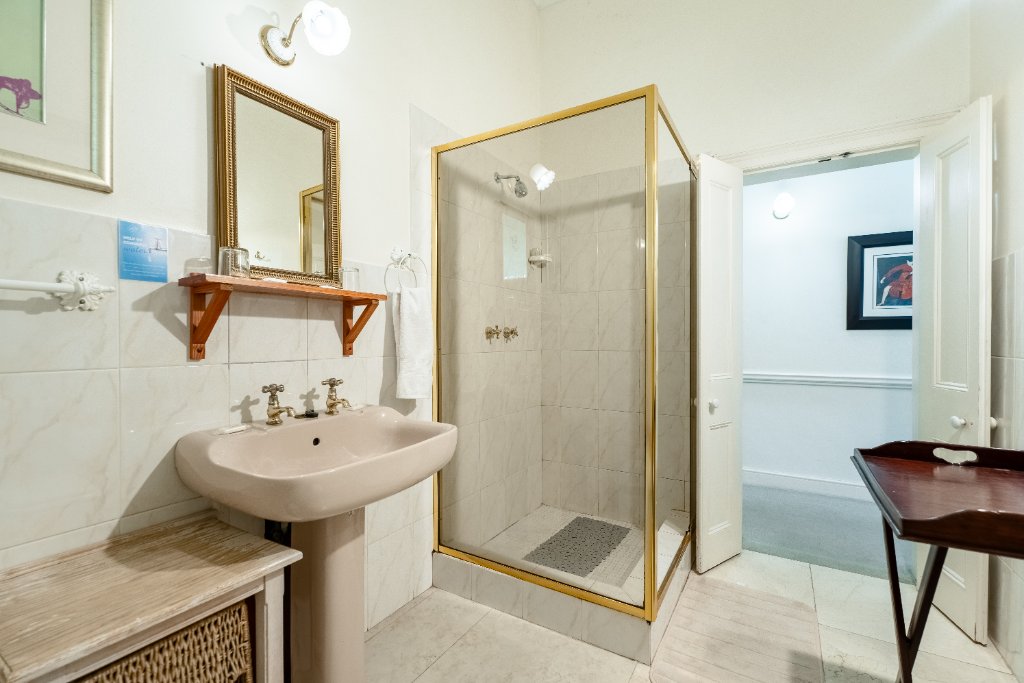 Elegant en-suite bathroom