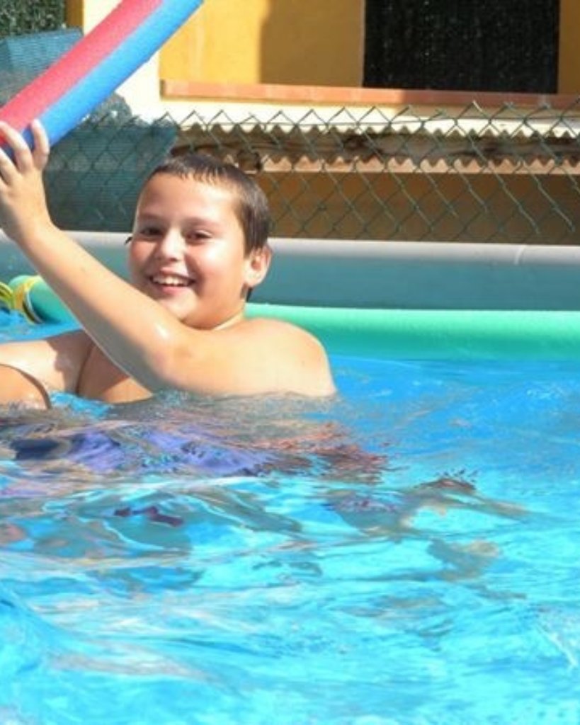 Dani de niño con sobrepeso en una piscina