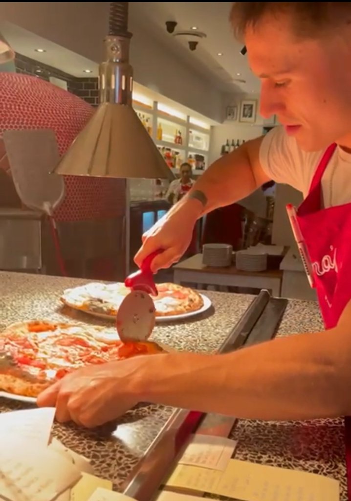 Dani trabajando para ahorrar y poder mudarse a Australia