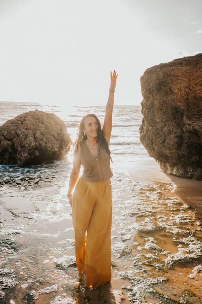 Selina Gabriel am Strand – ein Bild für Freiheit und Selbstverbindung