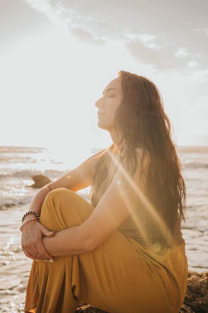 Selina Gabriel in einem Moment der Ruhe und Selbstverbindung am Strand