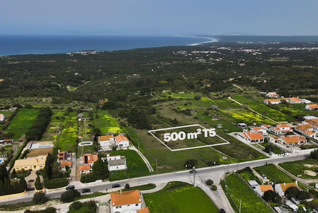 Aerial view of the 47,250 m² land plot in Azoia, Sesimbra, sold for Teo