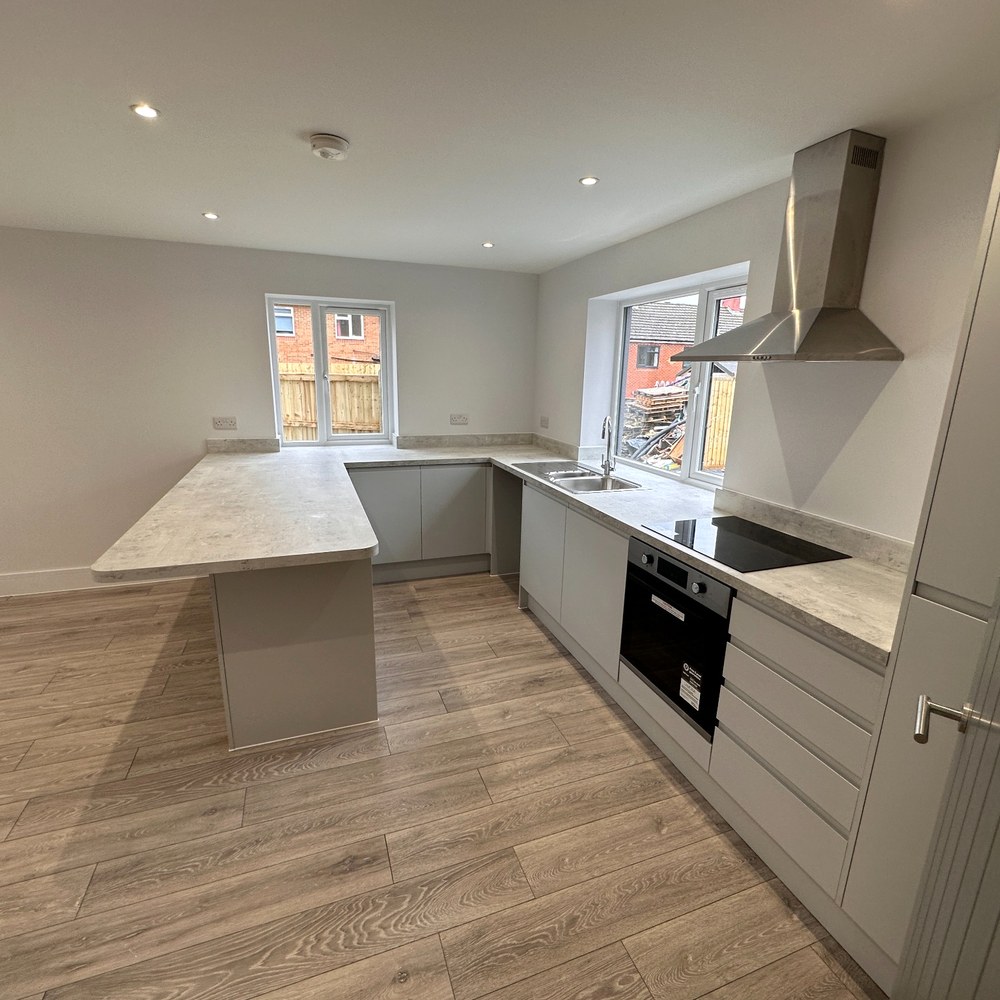 L-shaped kitchen with peninsula breakfast bar.